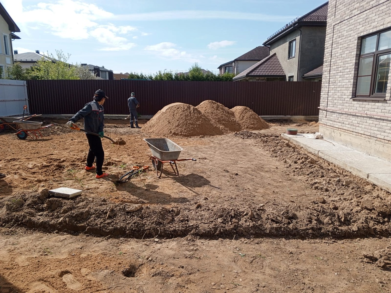 Развоз грунта или песка, планировка, трамбовка